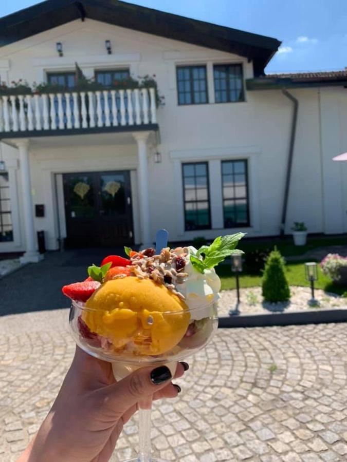 Szafirowy Dwor Hotel & Restauracja Gliwice Bagian luar foto